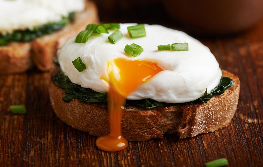 Tempere o ovo poché com temperos naturais e o torne ainda mais gostoso.