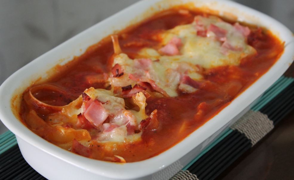Talharim com molho de tomate, presunto e queijo
