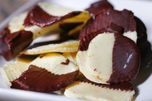 As batatas chips ficam ainda mais gostosas com chocolate.