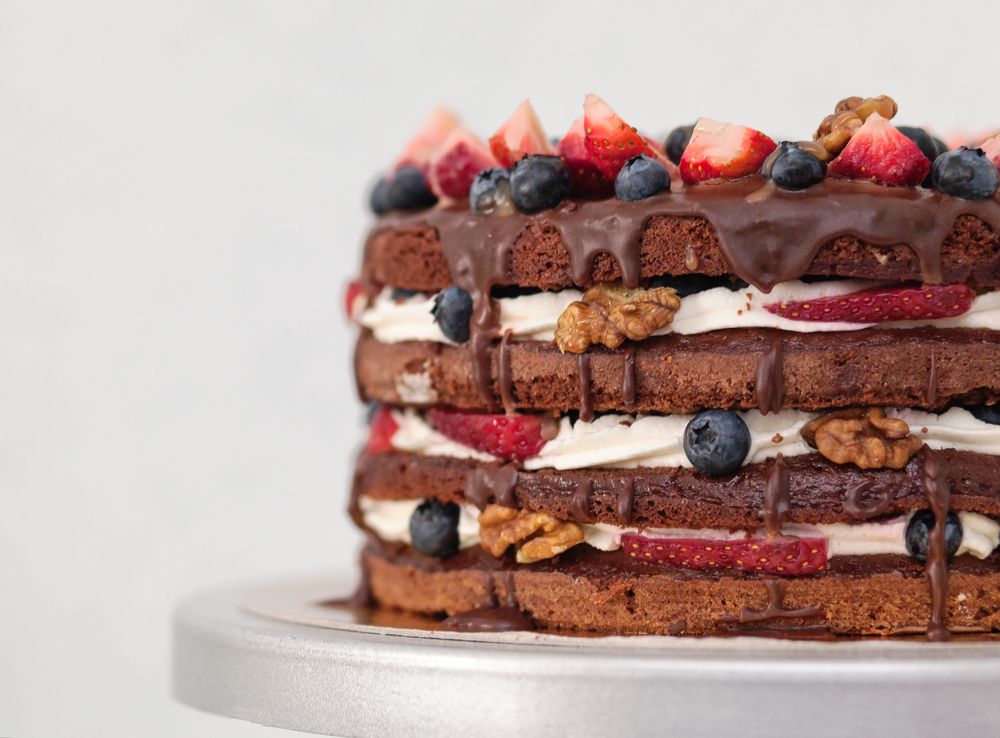 Naked cake composto por 4 bolos entremeados com recheio de chantilly, nozes e frutas