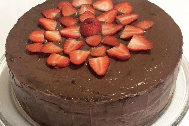 Bolo De Chocolate Com Morango: Confira A Receita