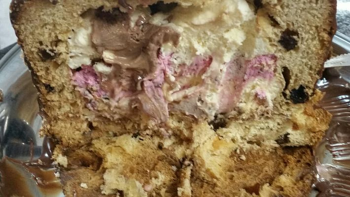 panetone recheado com sorvete cortado ao meio