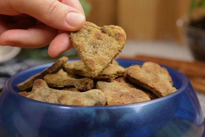 Biscoitos caninos caseiros em fomato de coração dentro de uma tigela