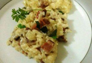 Risoto de bacon e cerveja decorado com cheiro verde