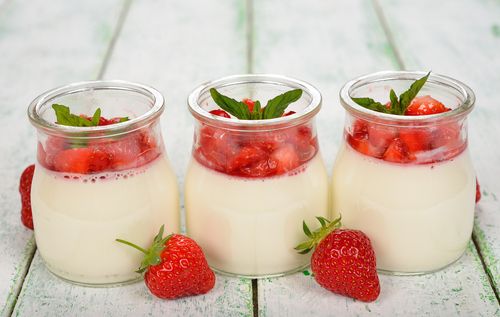 Mousse de iogurte natural com geleia de morango e champagne