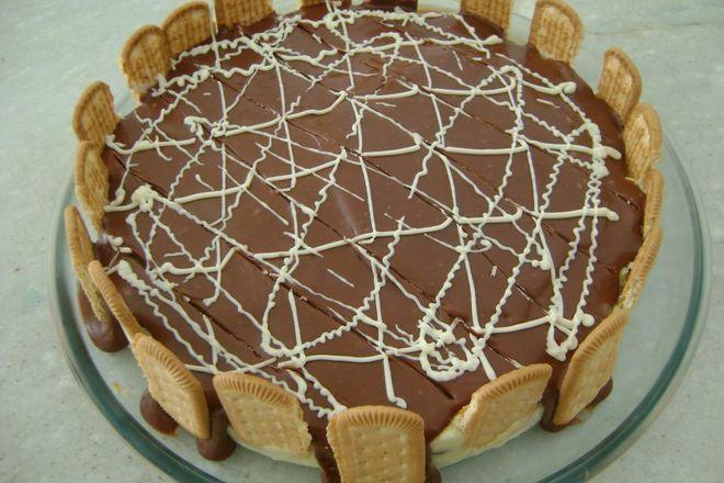 Torta alemã decorada com biscoitos e com cobertura de chocolate