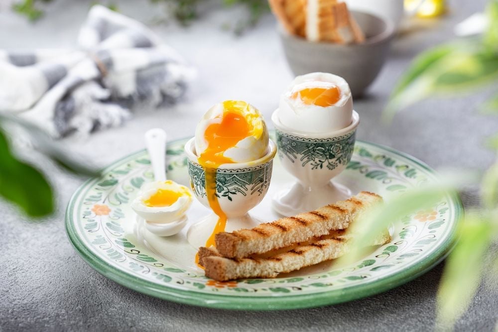 Como acertar o ponto do ovo cozido: dois ovos em um prato