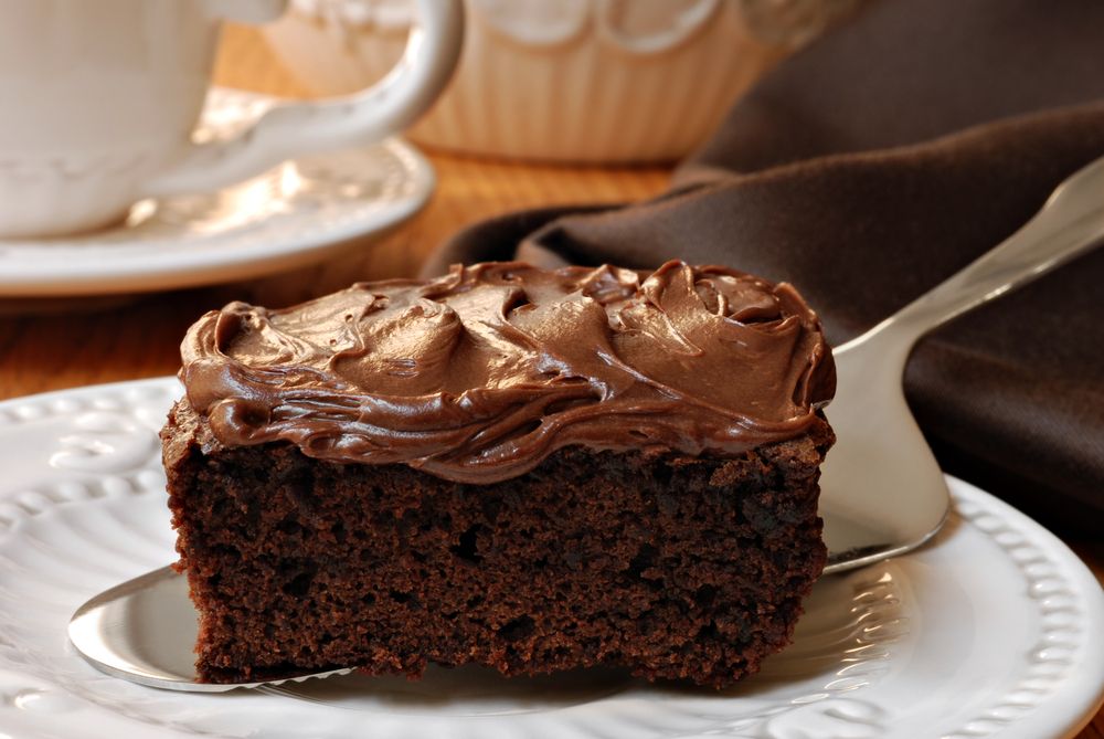 O BOLO DE CHOCOLATE MAIS FÁCIL DO MUNDO, FEITO MISTURANDO A MÃO