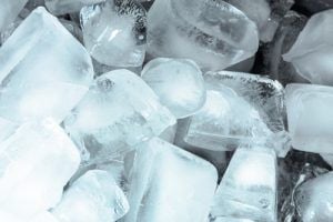 Cubos de gelo eficazes para aliviar a dor da língua queimada