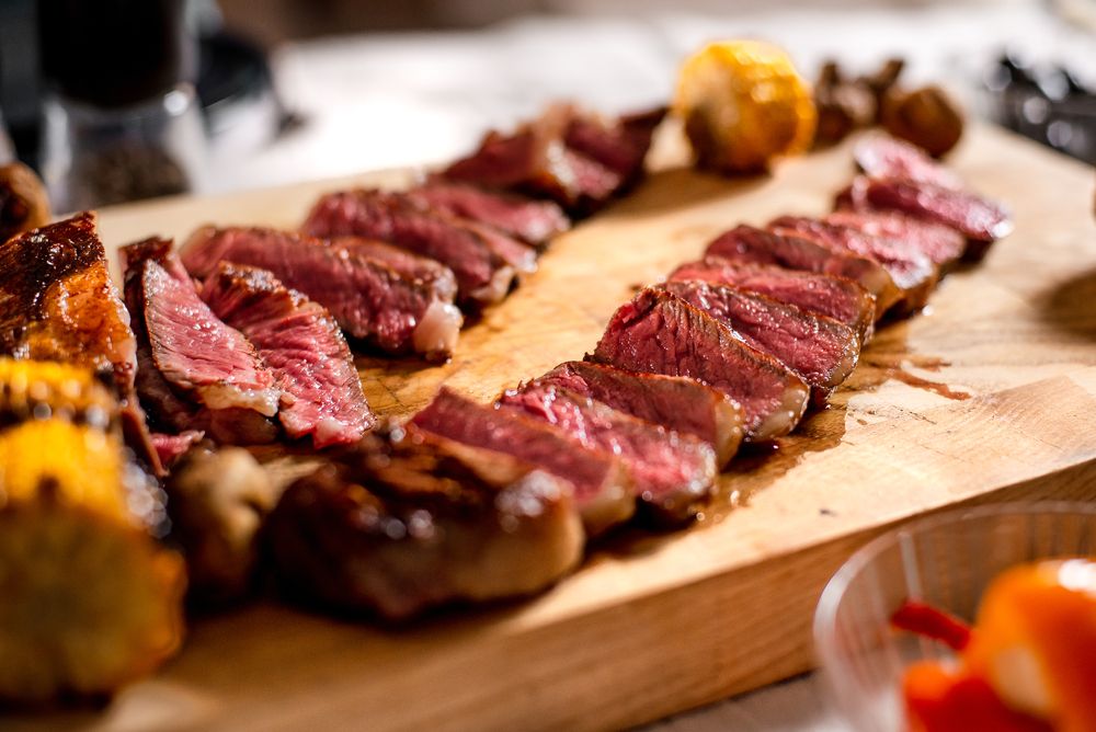 Carne para churrasco: carne mal passada em cima de uma mesa