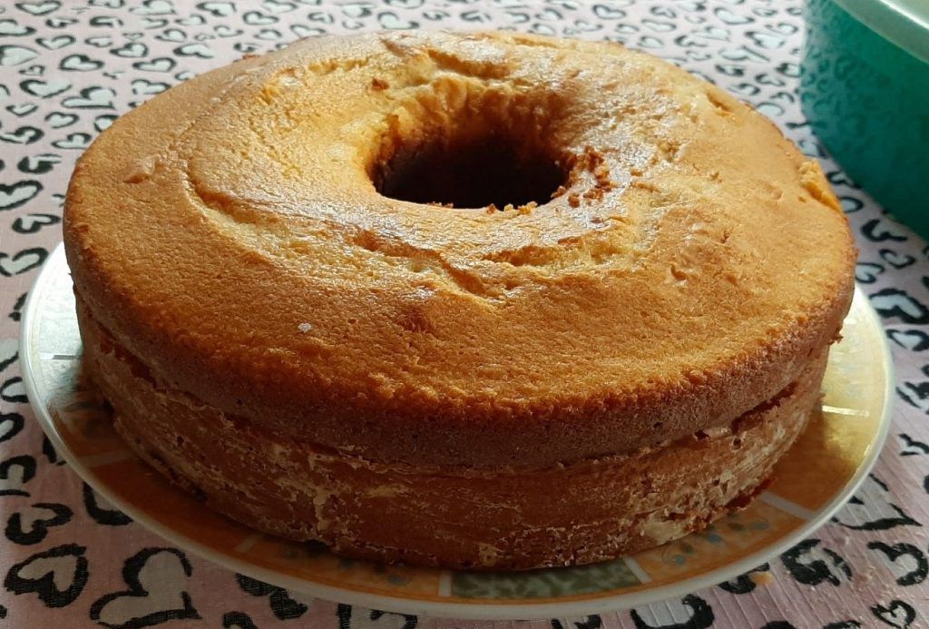 Aprenda a fazer um bolo de cenoura com brigadeiro delicioso para o lanche  da tarde