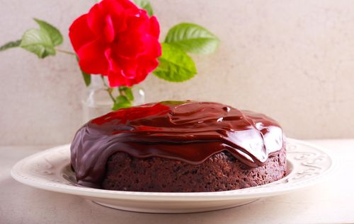 Bolo de chocolate coberto com chocolate