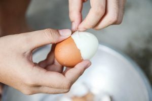 Chacoalhar os ovos cozidos em um pote com água pode facilitar na hora de descascar.