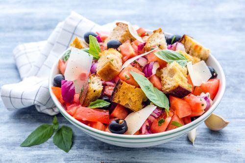 Salada panzanella: tomate, cebola roxa, manjericão e azeitonas