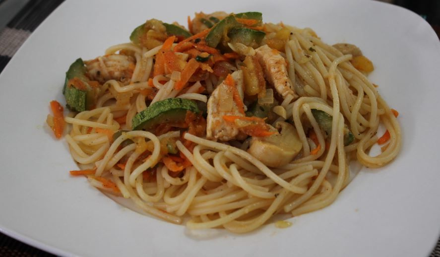 Espaguete com frango, abobrinha e cenoura