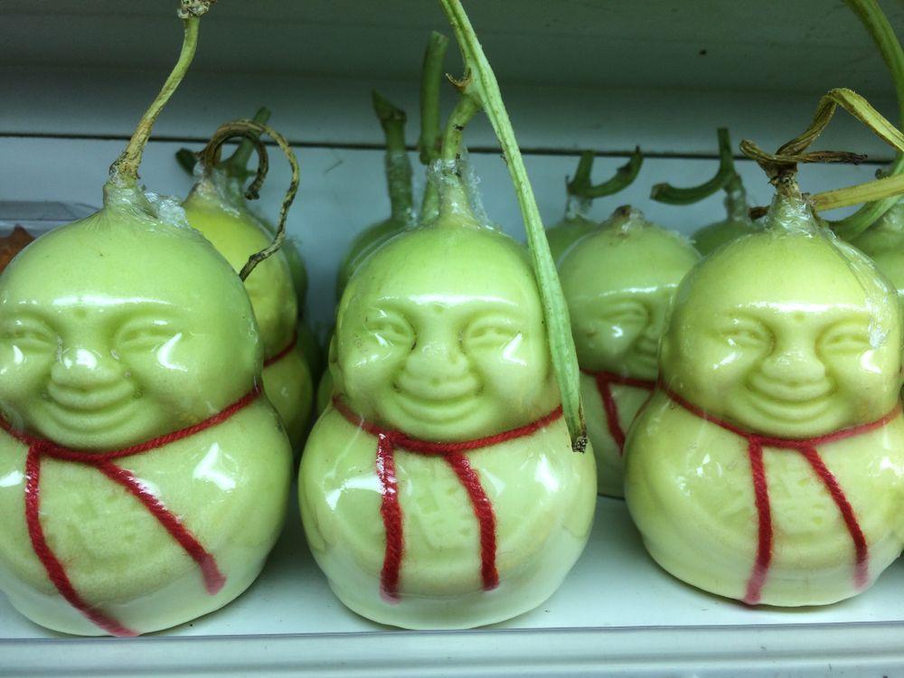 peras com formato de buda em uma prateleira