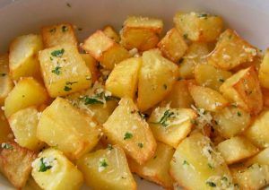 Batatas souté com cheiro verde e queijo ralado