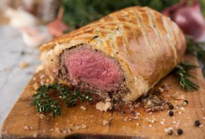 Bife Wellington ao lado de temperos