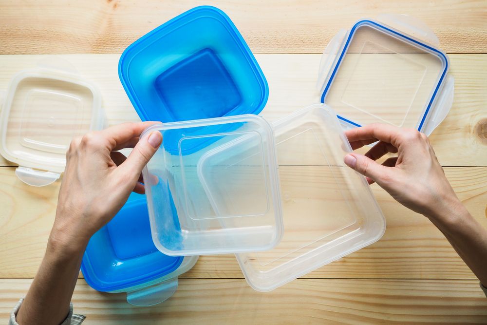 como organizar potes de plástico