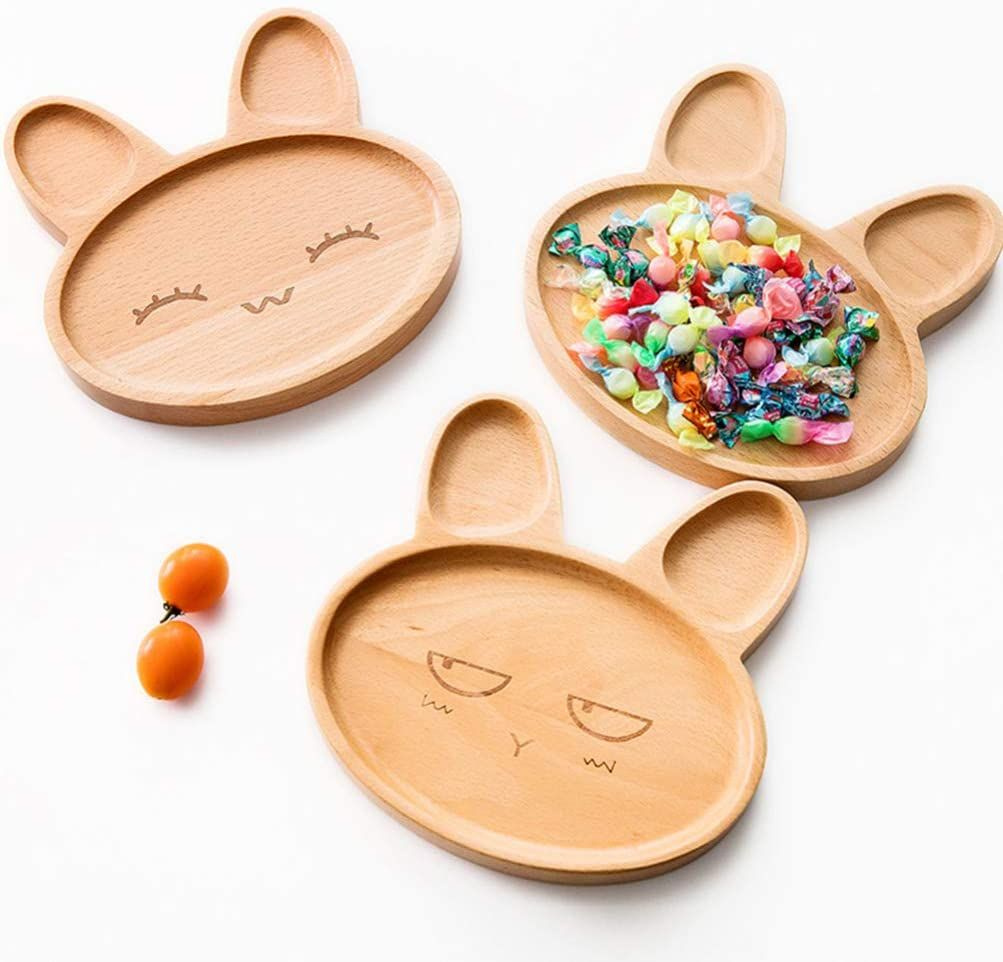 Três pratos para aperitivo com formato de coelhos em madeira