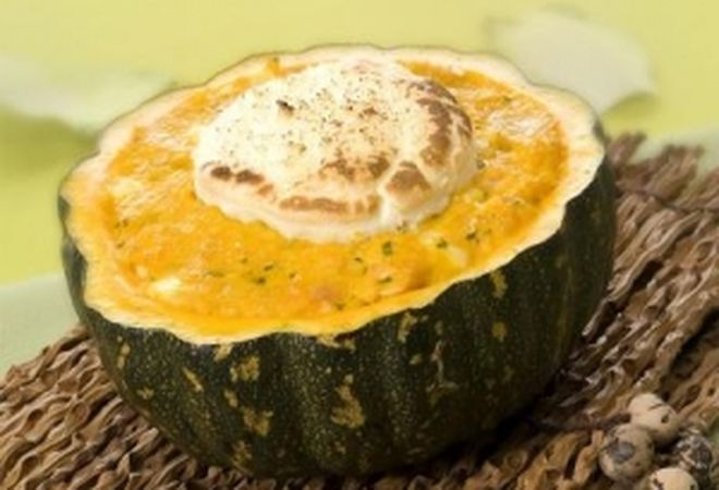 Abóbora recheada finalizada com claras em neves e queijo parmesão