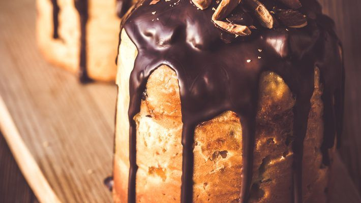 panetone trufado com chocolate escorrendo