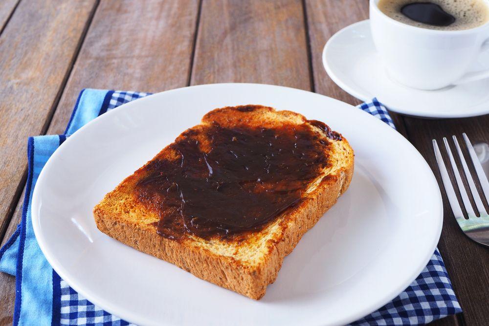 comida australiana com torrada com camada de vegemite
