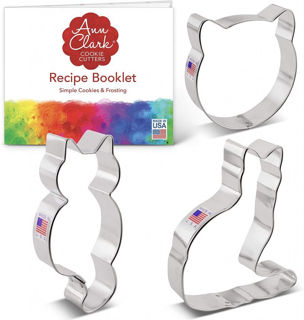 Três cortadores de biscoito em formato de gatos