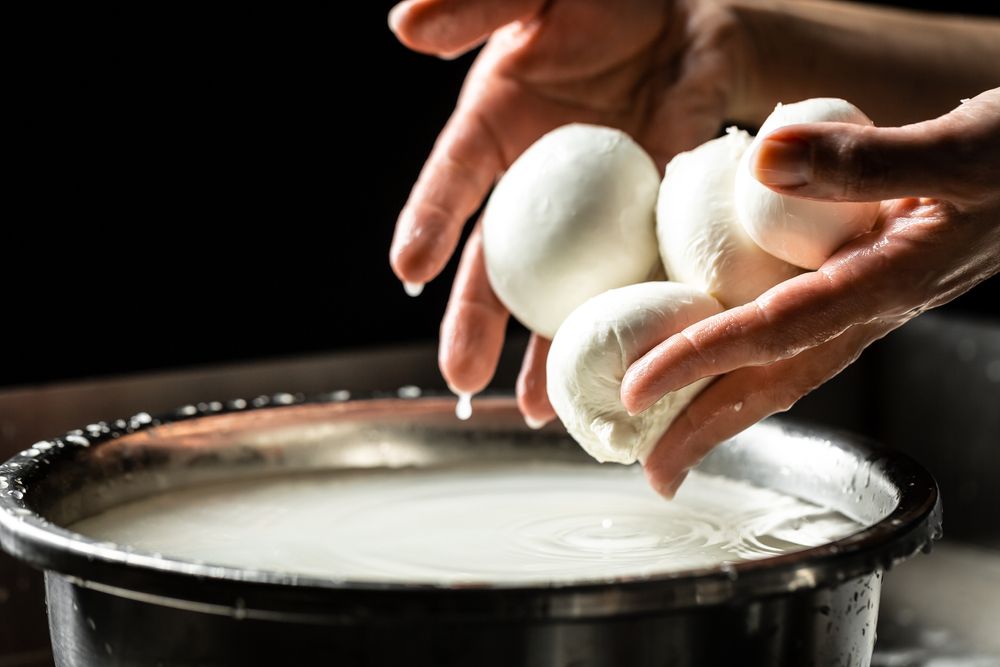 Muçarela: uma pessoa preparando a massa do queijo 