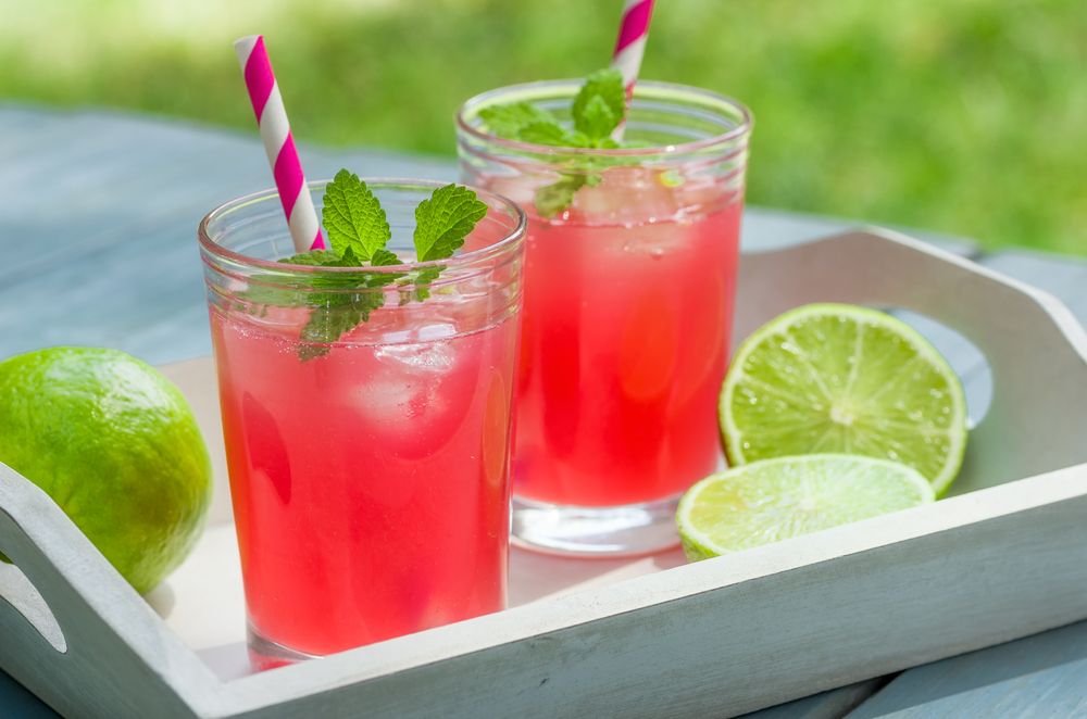 Pink Lemonade: aprenda a fazer essa bebida refrescante de 3 modos