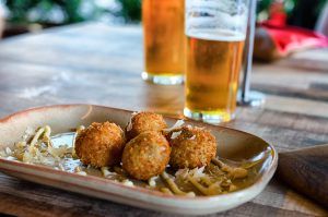 Sirva o bolinho à piamontese como aperitivo junto a uma cerveja gelada!