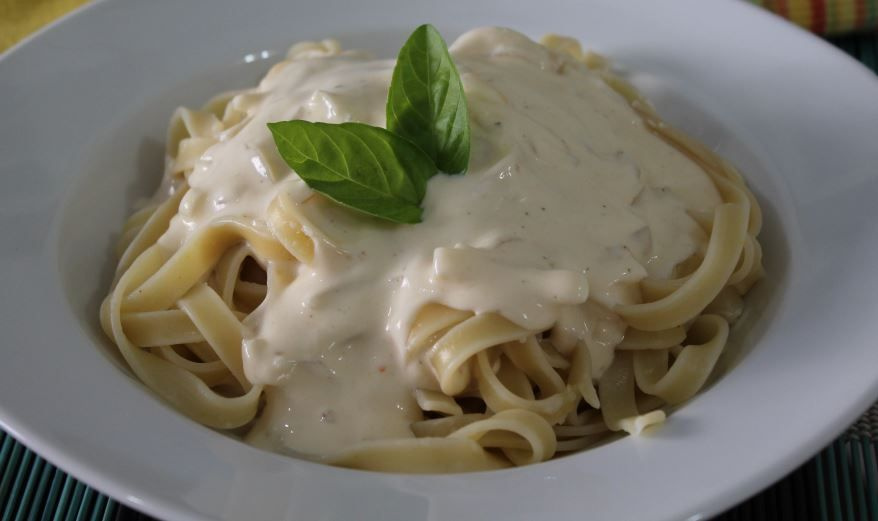 Macarrão ao molho branco