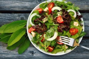 Invista em diferentes saladas feitas com alface.