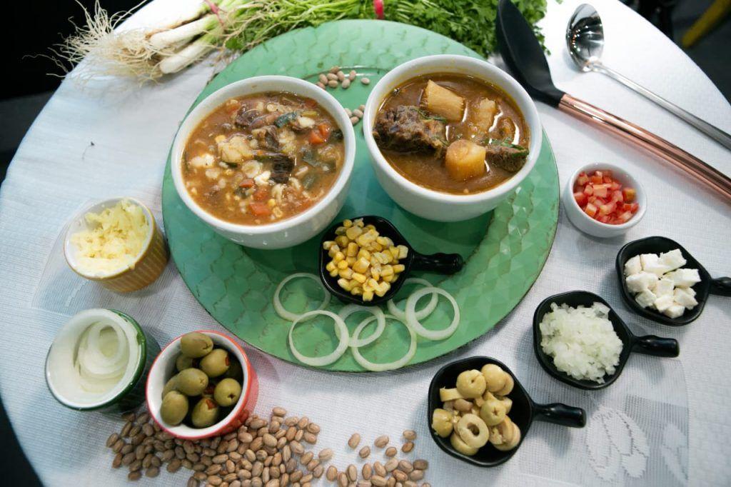 bowls com sopa e alguns vegetais em volta