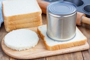 Utilize latas limpas ou objetos circulares para cortar os pães de forma.