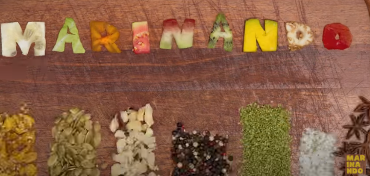 fundo de madeira com frutas escrevendo marinando