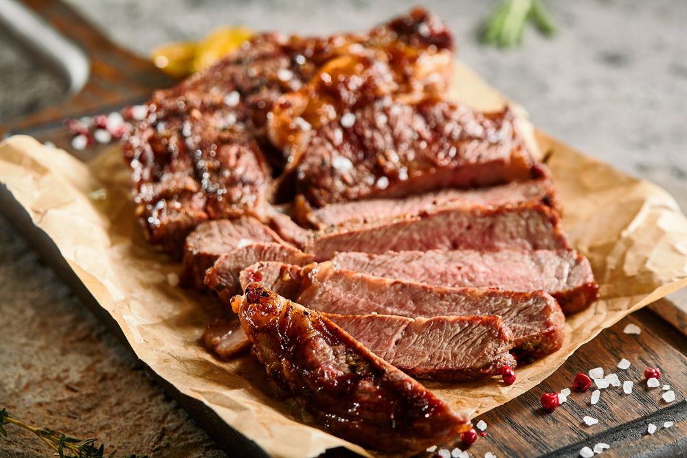 Carne para churrasco: carne de churrasco em cima de uma tábua