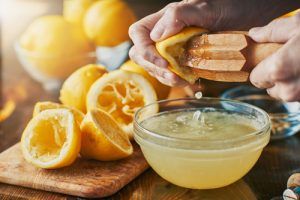 Suco do limão sendo retirado da fruta